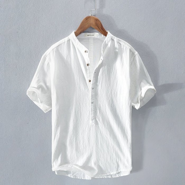 Blaues Herren-Kurzarm-Polohemd. Lässiger Stil für warme Sommertage, Freizeit und moderne Herrenmode.