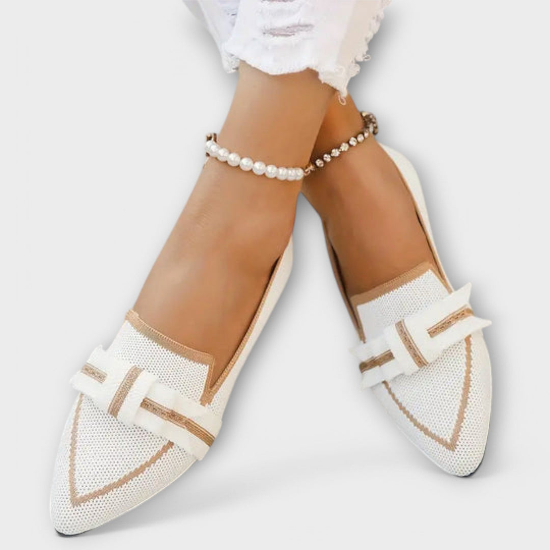 Weiße Damen Ballerinas, flach, mit modischem Knotendetail. Elegante Damenschuhe für Sommer und Freizeit.