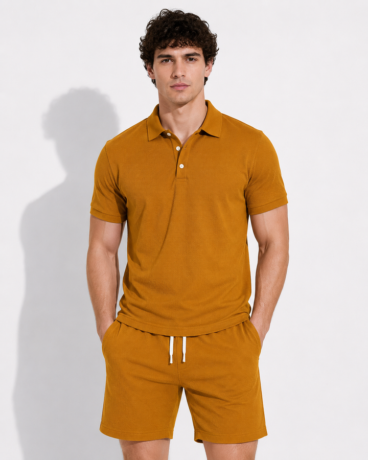 Hochwertiges Herren Polohemd & Shorts Set. Weicher, atmungsaktiver Stoff für maximalen Komfort und Langlebigkeit.
