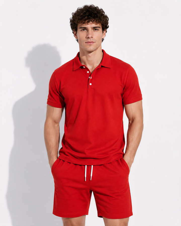 Mann im bequemen Herren Polohemd & Shorts Set. Lässiger Sommer-Look, reisefreundlich und stilvoll.