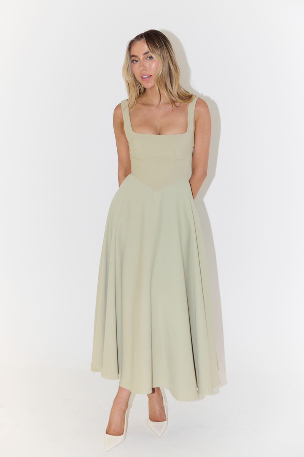 Vielseitiges Damenkleid, Midi, Slim Fit, ärmellos, V-Ausschnitt, für Freizeit & Abend.