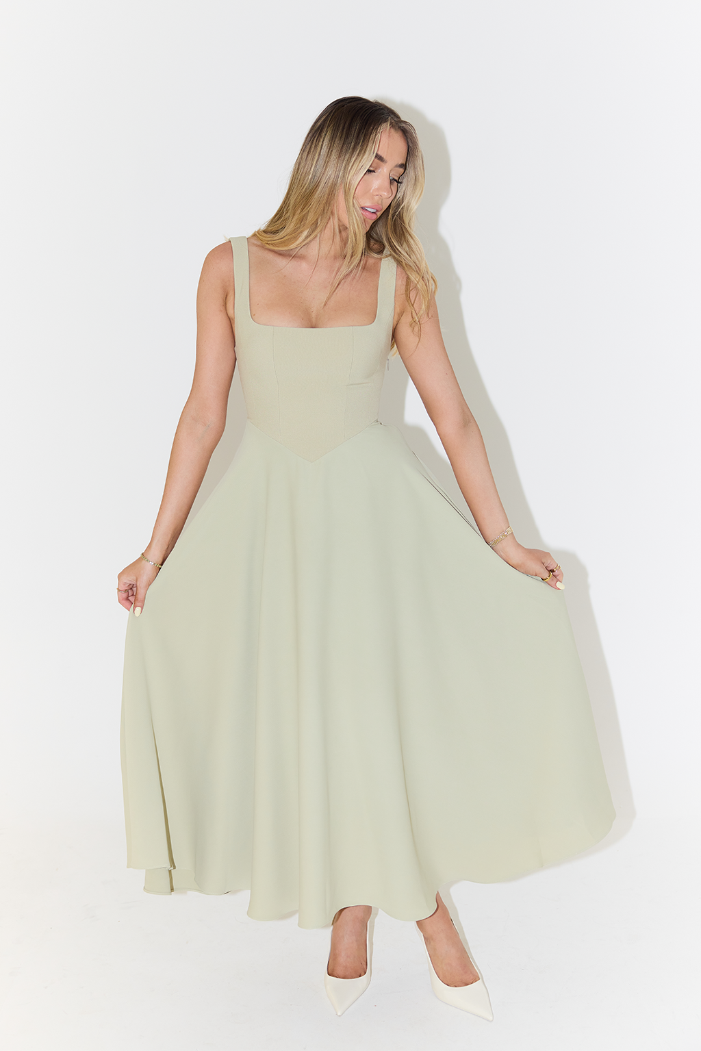 Elegantes fließendes Damenkleid, Midi-Länge, Slim Fit, ärmellos, für Sommer & besondere Events.