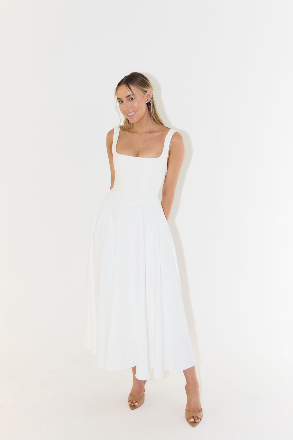 Schickes Slim Fit Midikleid für Damen, elegant und vielseitig für Freizeit & festliche Events.