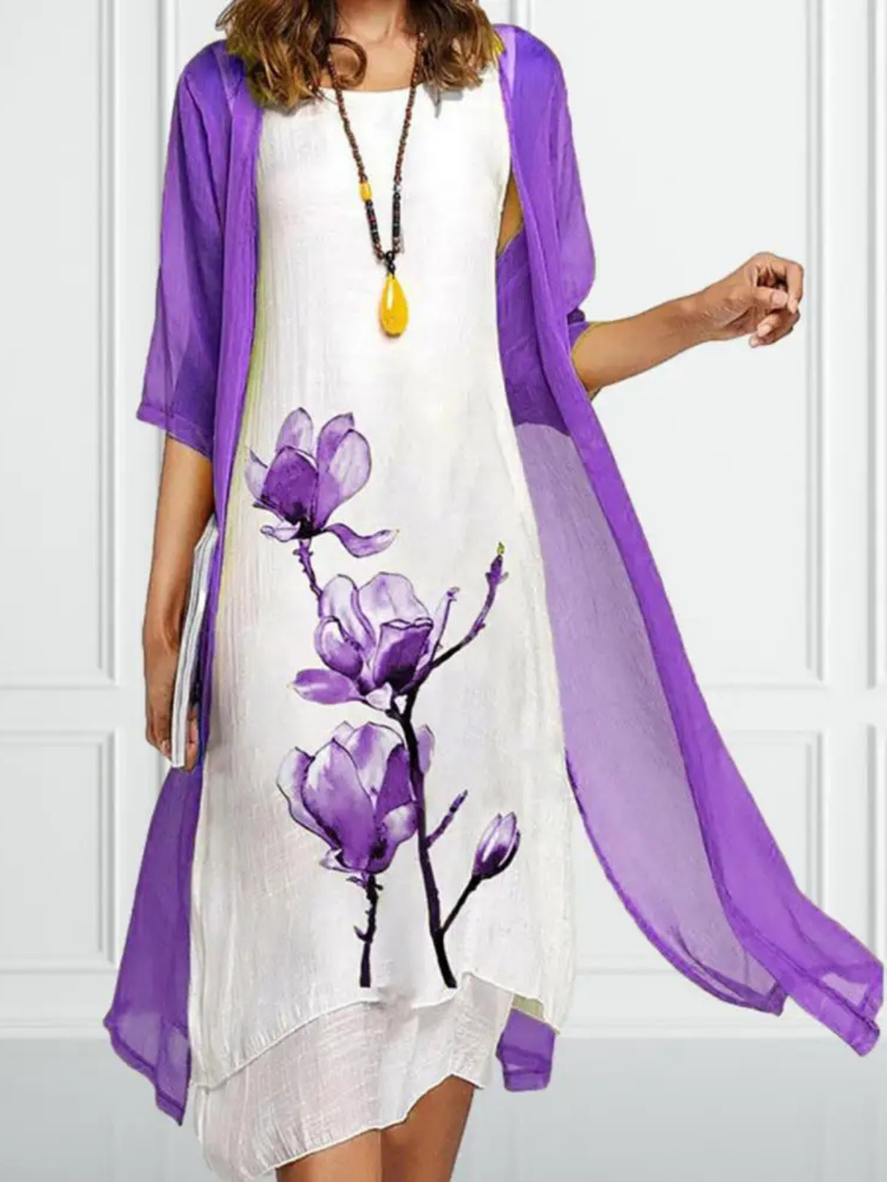 Modisches Damen zweiteiliges Midikleid und Cardigan Set. Floral gemustert, perfekt als Sommer-Freizeitkleid.