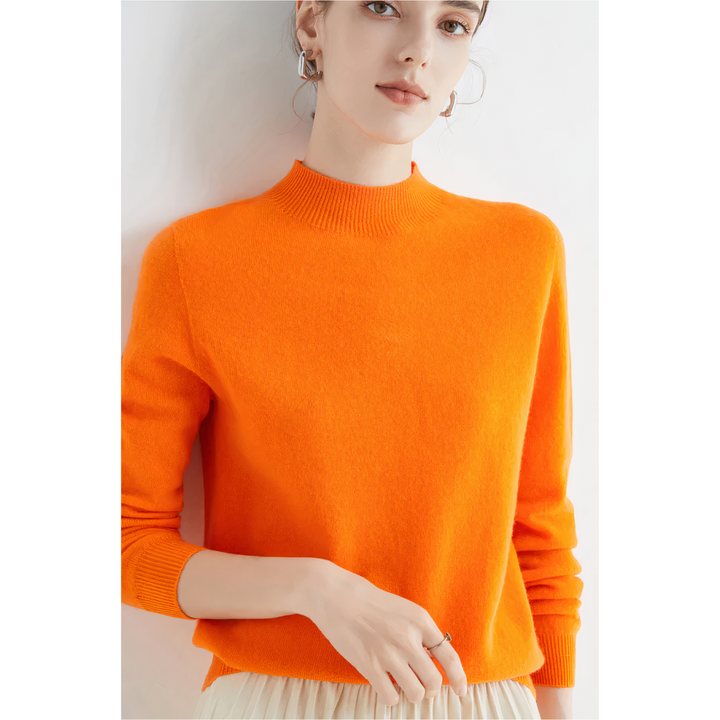 Texturdetail: Weicher Strickstoff des Damen Herbstpullovers mit Halbkragen. Hoher Tragekomfort.