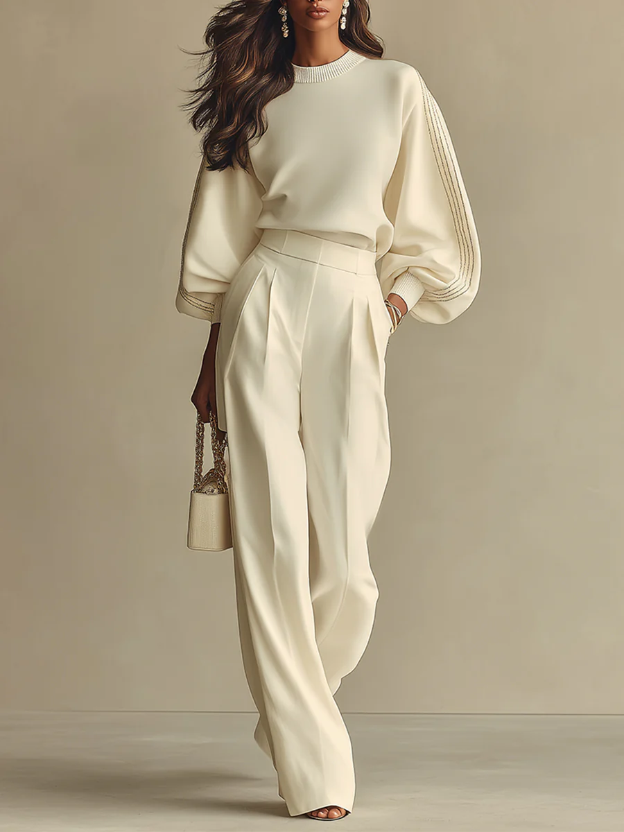 Komfortabler Damen Rippstrick Hosenanzug in Elfenbein an sitzendem Model. Vielseitiges Strickset, perfekt als Loungewear.