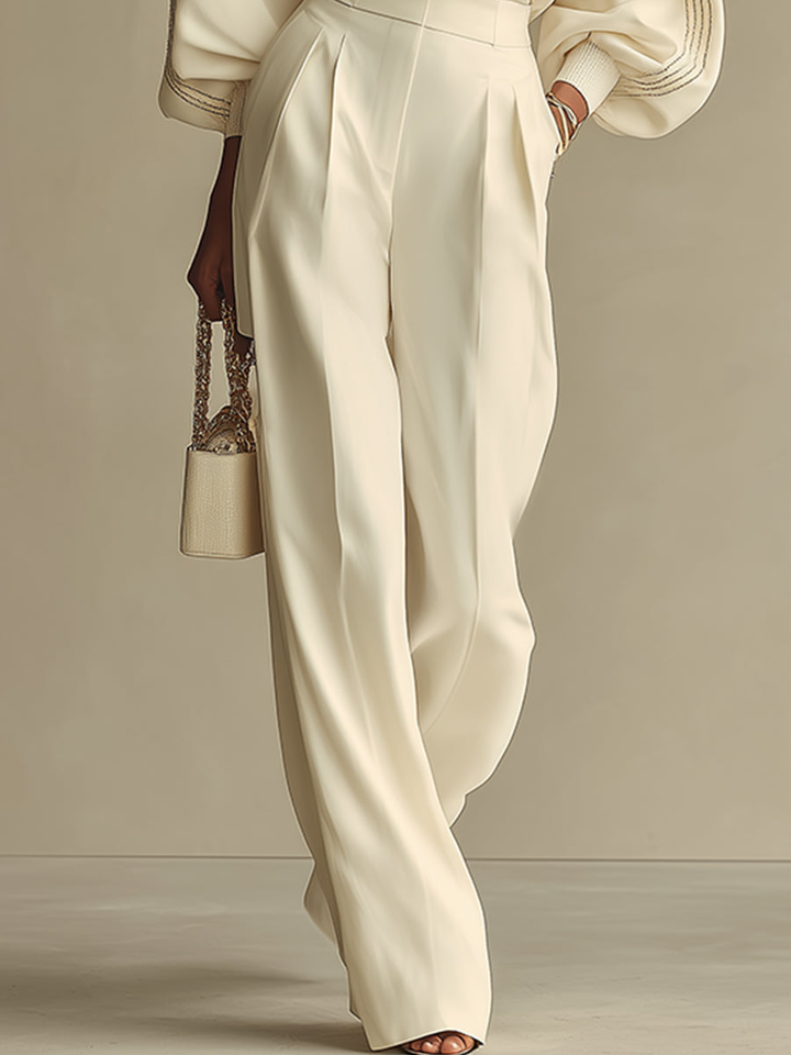 Weite Hose des Rippstrick Hosenanzugs in Elfenbein. Elegante Damen Strickhose, ideal für bequemen und stilvollen Look.