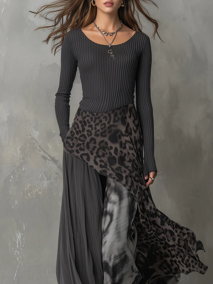 Elegantes, dunkelgraues Langarm-Maxikleid für Damen mit auffälligem Leopardenmuster. Vielseitiges Herbst- & Winterkleid.