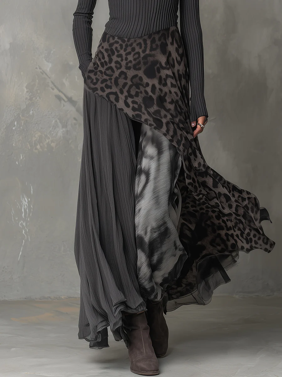 Dunkelgraues Damen Maxikleid mit Leopardenmuster, Rundhals und langen Ärmeln. Ein bequemes Casualkleid für den Alltag.