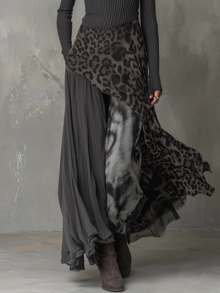 Dunkelgraues Damen Maxikleid mit Leopardenmuster, Rundhals und langen Ärmeln. Ein bequemes Casualkleid für den Alltag.