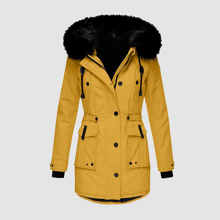 Damen Winterjacke in leuchtendem Gelb, warm & elegant tailliert. Stilvolle Kapuzenjacke für modische Winteroutfits.