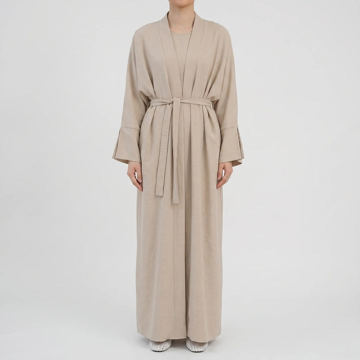 Stilvolles Damen Abaya Set, locker sitzend und fließend, ideal als sommerliches Reiseoutfit oder Frühlingsmode.