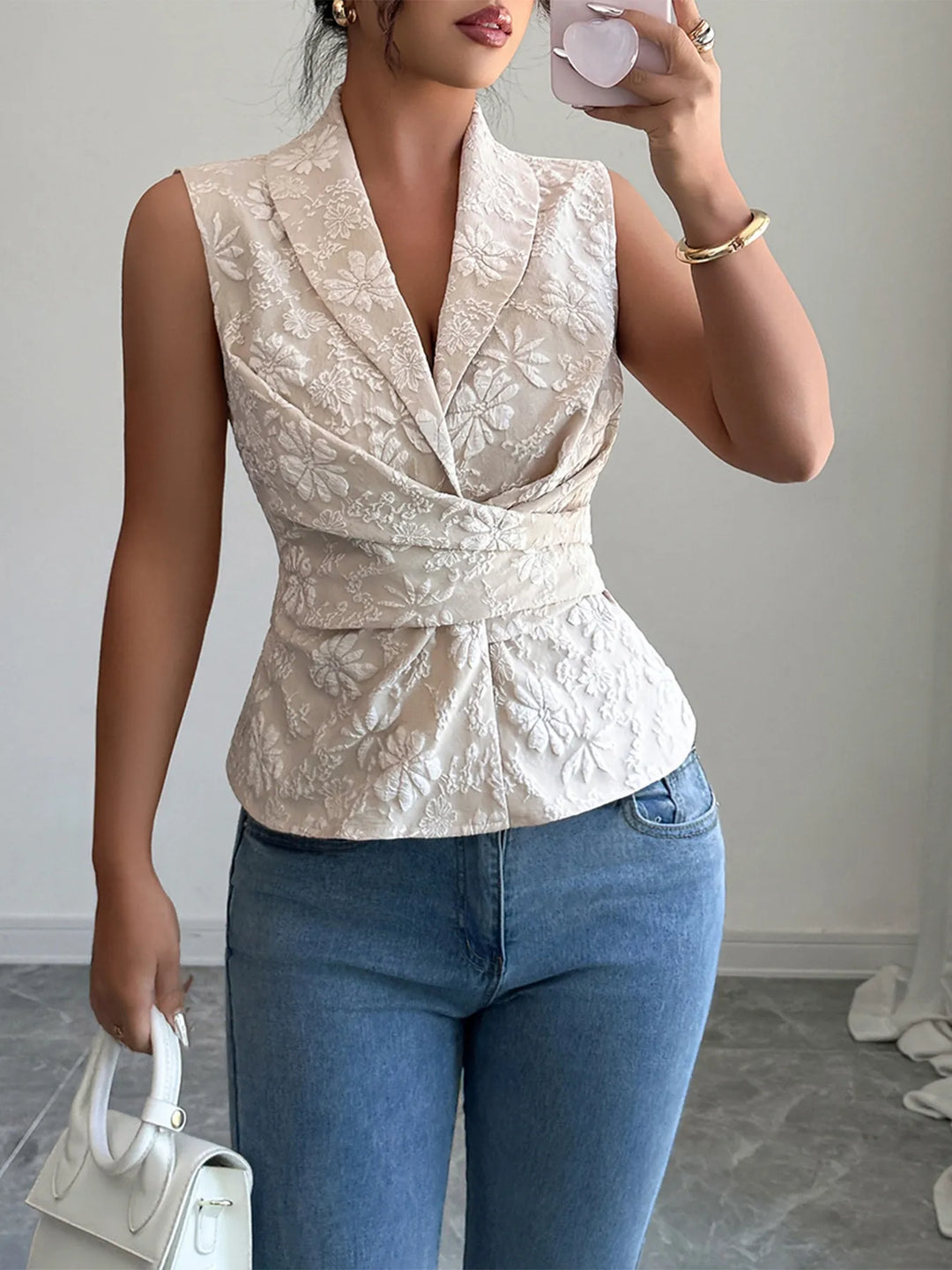 Apricot Damen Sommer Top mit zartem Blumenmuster, fließendem Stoff & eleganten Rüschen.