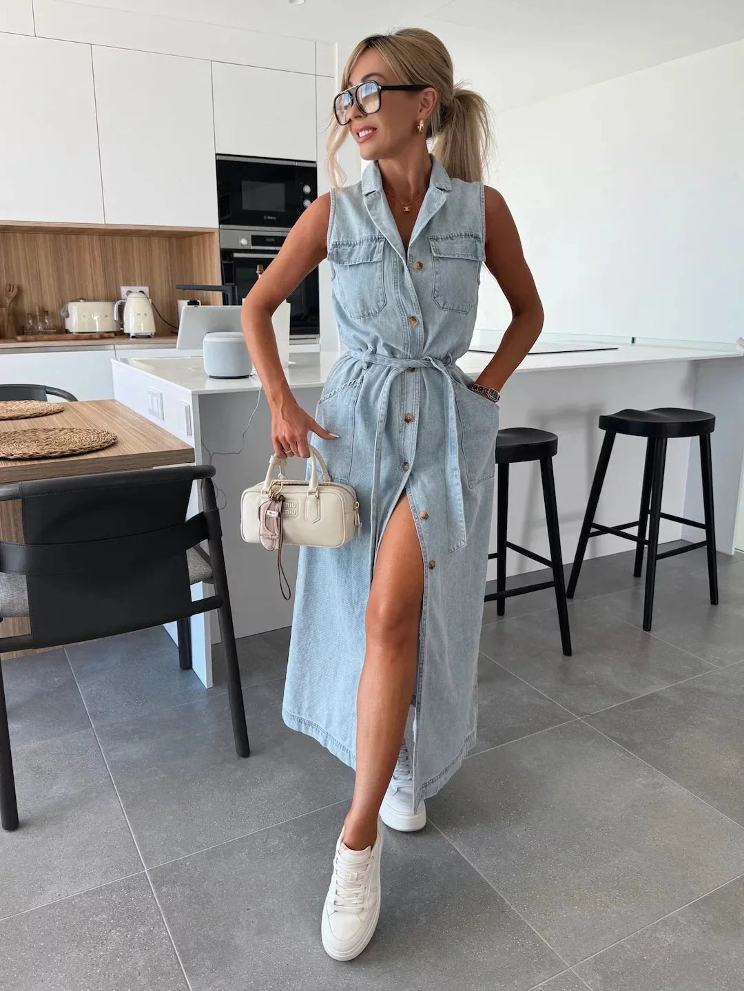 Damen Midi Sommerkleid, ärmellos, mit Beinschlitz, Gürtel und Knopfleiste. Perfekt für leichte Sommertage.