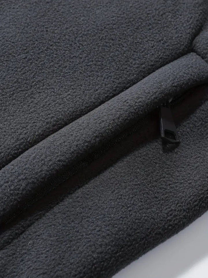 Moderne Herren Thermofleecejacke in Grau. Leichte, wärmende Outdoorjacke für Herbst & Winter.