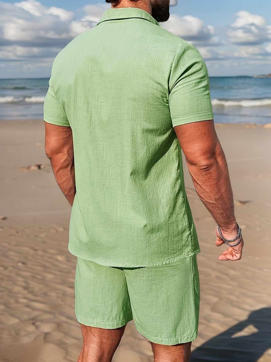 Lässiges Herren Outfit für den Strand: Kurzarm Hemd und Shorts, bequem und modern.