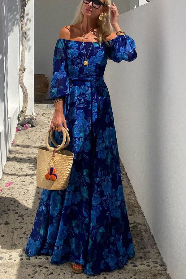 Elegantes Damen Off-Shoulder Maxikleid in Blau mit festlichem Blumenmuster, perfekt für Anlässe und Partys.