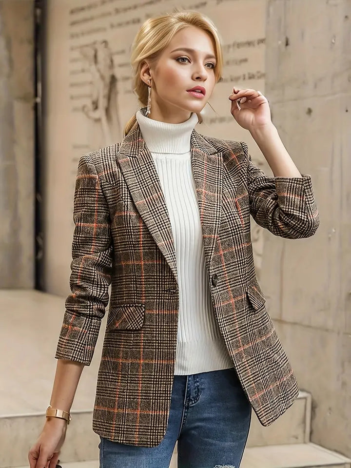 Detailansicht des eleganten, taillierten Damenblazers kariert. Stilvolle Damenmode für Frühling/Sommer.