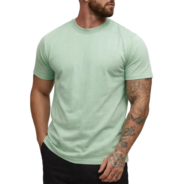 Basic Herren T-Shirt mit Rundhals und Slim Fit Passform. Modisches Kurzarm Shirt für bequemen Casual-Style.