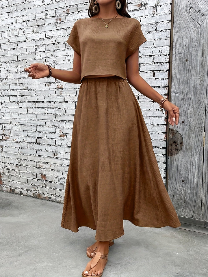 Apricotfarbenes Sommer-Set mit bauchfreiem Top & langem Rock, bequeme Damenmode.