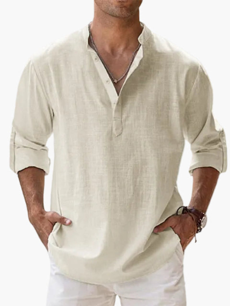Mann trägt elegantes Herren Freizeithemd mit Henley-Kragen & Krempelärmeln, passend für Urlaub & Freizeit.