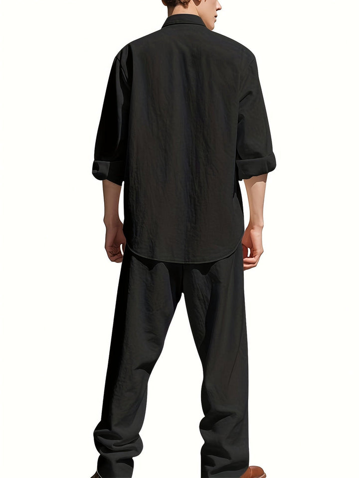 Mann im komfortablen, leichten Stehkragen Hemd und entspannten Relaxed Fit Hose, ideal für Freizeit & Reisen.