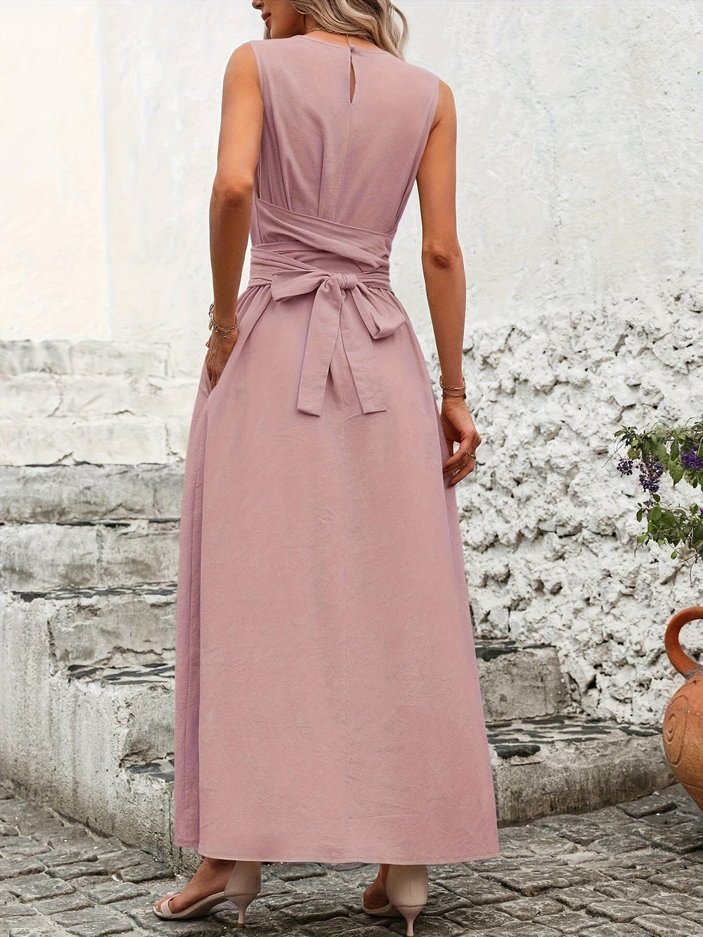 Stilvoller Damen Overall mit weitem Bein & Gürtel, perfekt für Frühling & Urlaub.