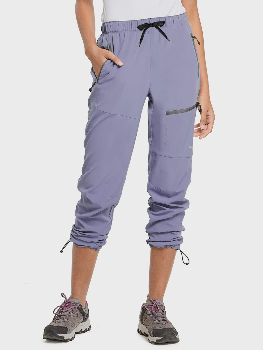Funktionelle Damen Wanderhose, UV-Schutz & Reißverschlusstaschen für Sicherheit.