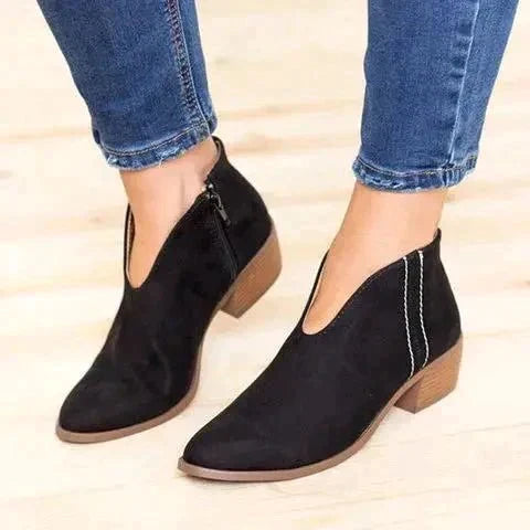 Stylische Damen Stiefeletten mit V-Schnitt und Reißverschluss. Perfekte modische Schuhe für jede Gelegenheit.