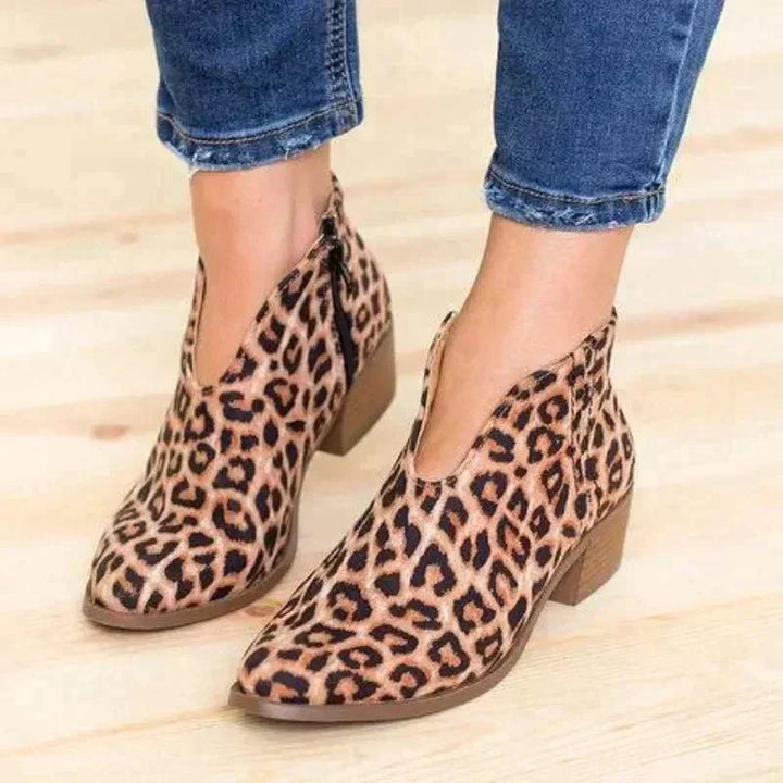 Detailansicht der trendigen Damen Stiefeletten mit V-Schnitt, Reißverschluss und elegantem Blockabsatz.