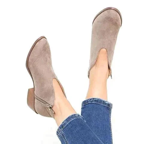 Elegante schwarze Damen Stiefeletten mit V-Schnitt und praktischem Reißverschluss für modische Frauen.
