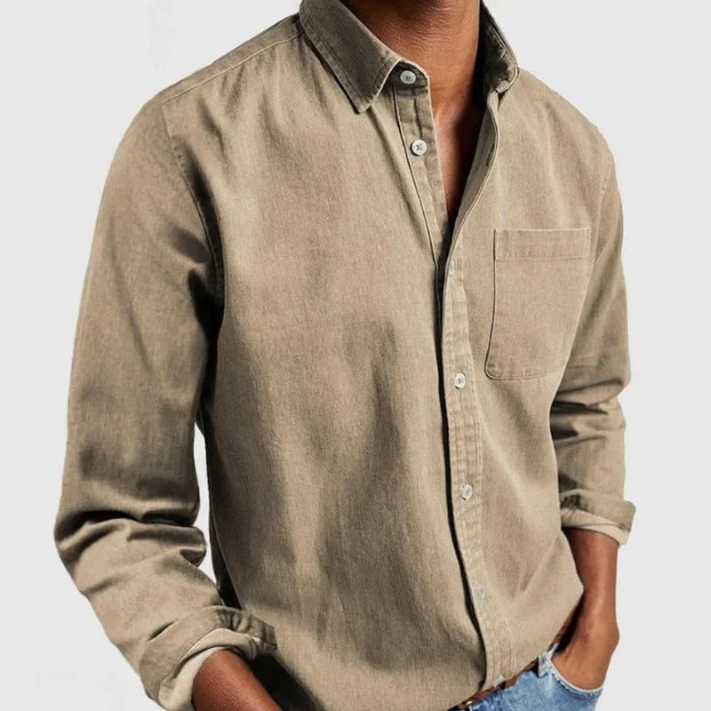 Nahaufnahme des Herren Denim Hemdes Dorian, zeigt Knopfverschluss und Brusttasche, bequemer Regular Fit.