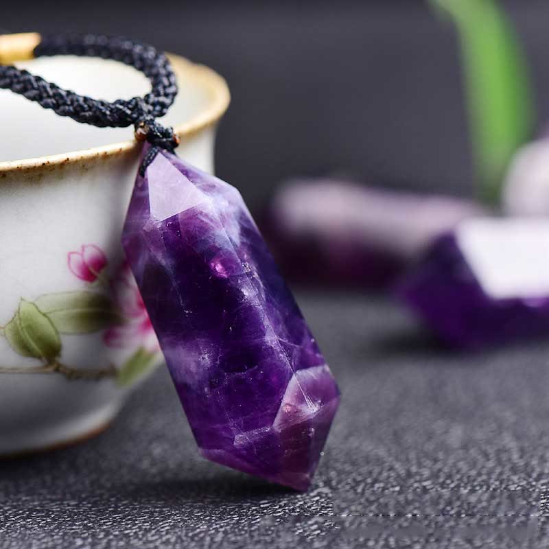 Damen Halskette Lyra mit Amethyst-Kristall. Spiritueller Edelstein-Schmuck für Frauen.