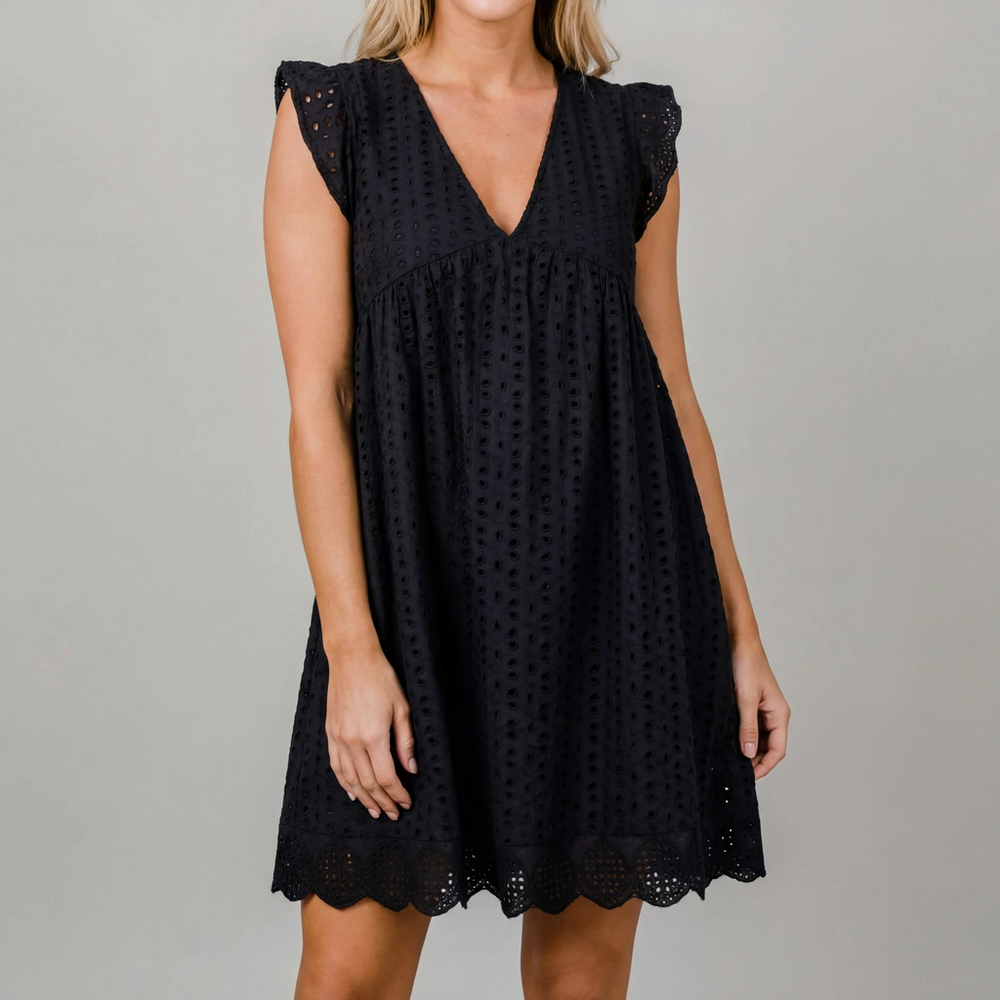 Lässiges Damen Sommerkleid, kurzes Design mit V-Ausschnitt und Lochy-Optik, ideal als Strandkleid.