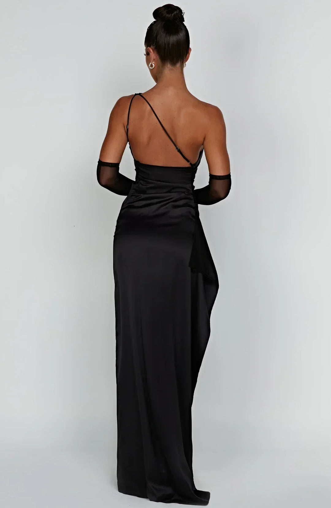 Elegantes Abendkleid One-Shoulder, fliessend, lange Silhouette, für festliche Events.