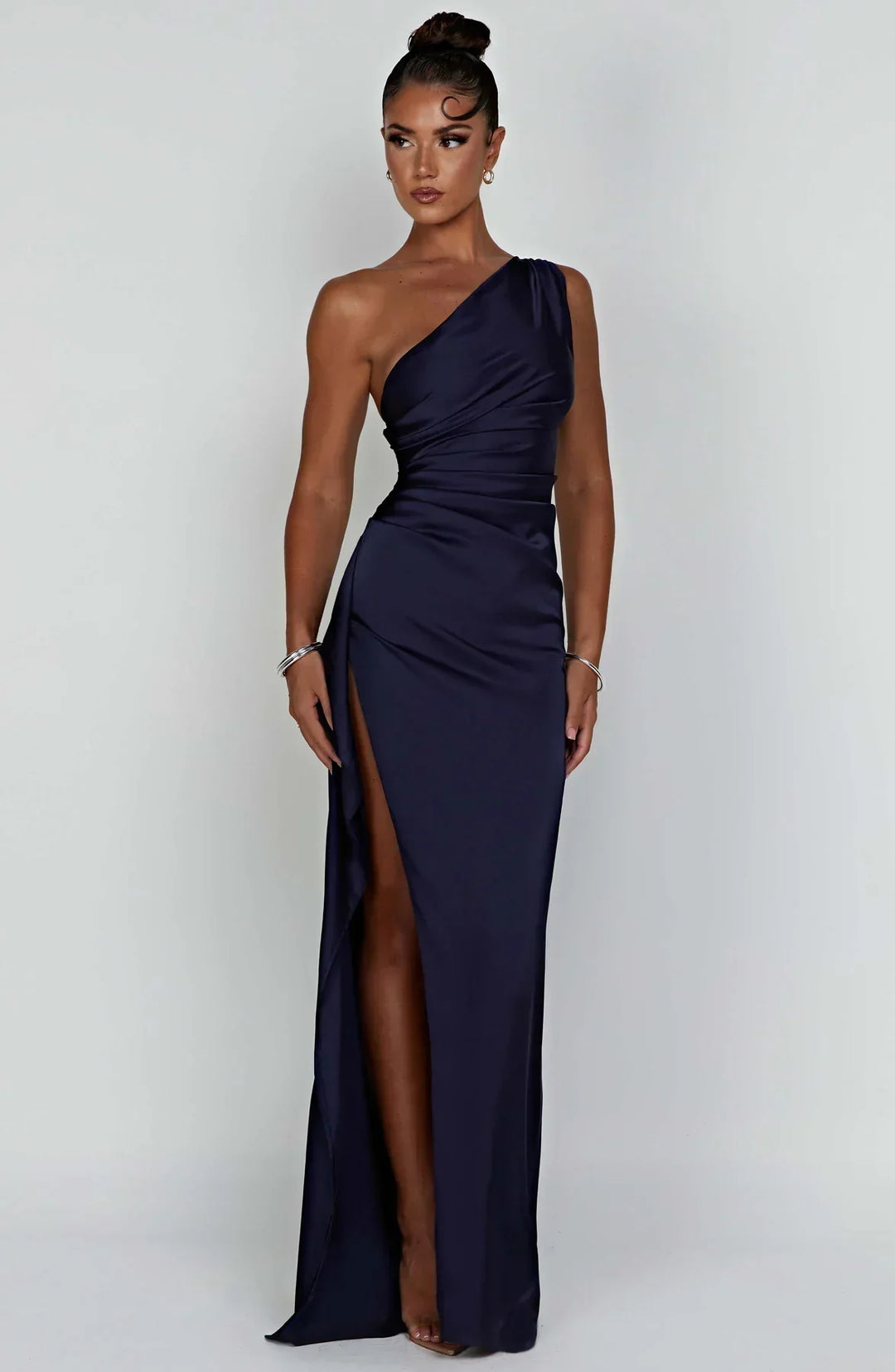 Stilvolles One-Shoulder Abendkleid für Damen, fliessend, ideal für festliche Anlässe.