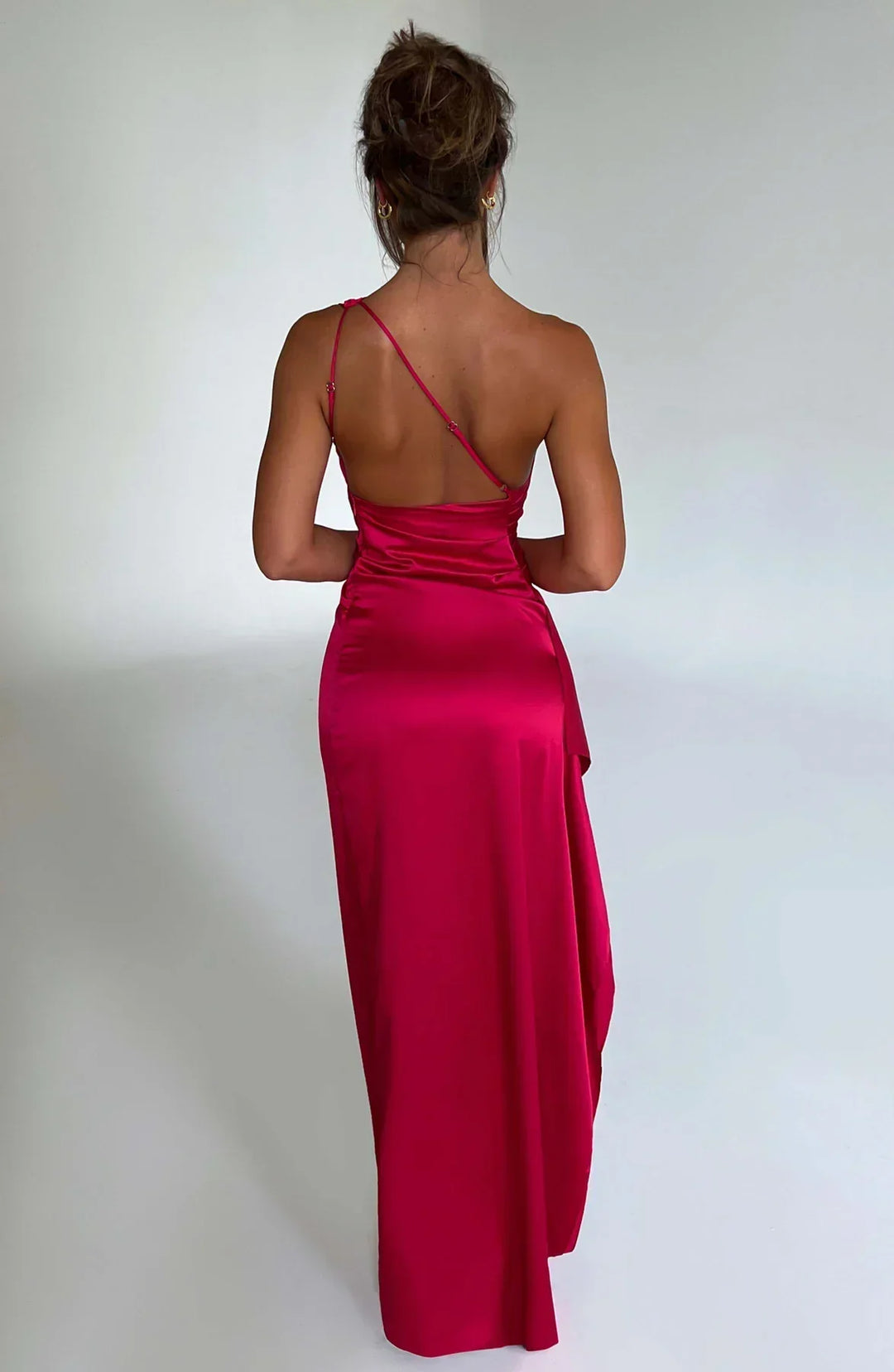 Langes Abendkleid für Damen mit One-Shoulder Schnitt, elegant & stilvoll für besondere Anlässe.