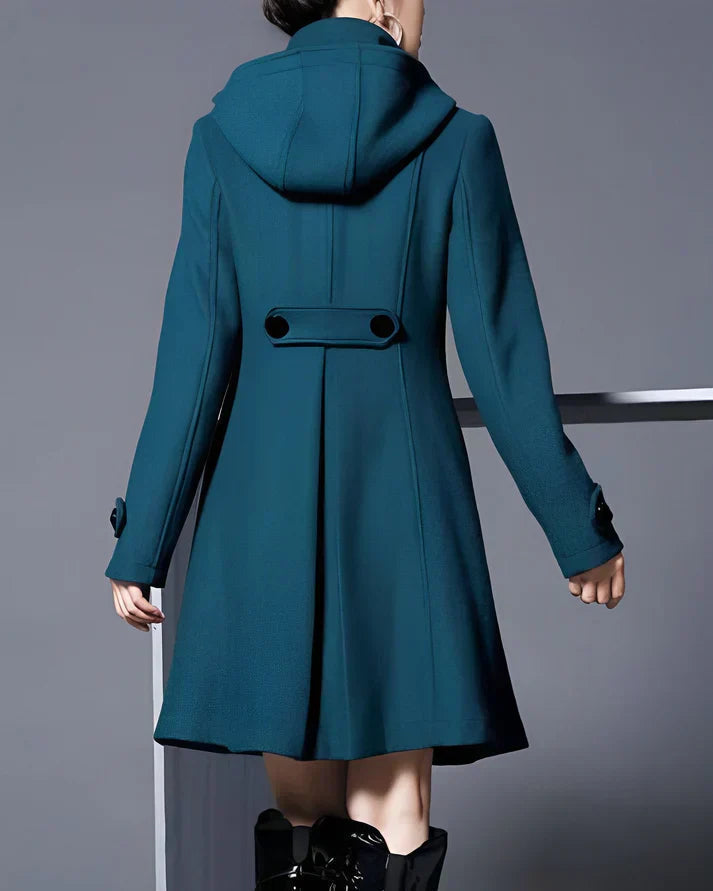 Hochwertiger Damen A-Linien Wintermantel, doppelreihig, mit eleganter Kapuze. Perfekt als stilvolle Damenmode.