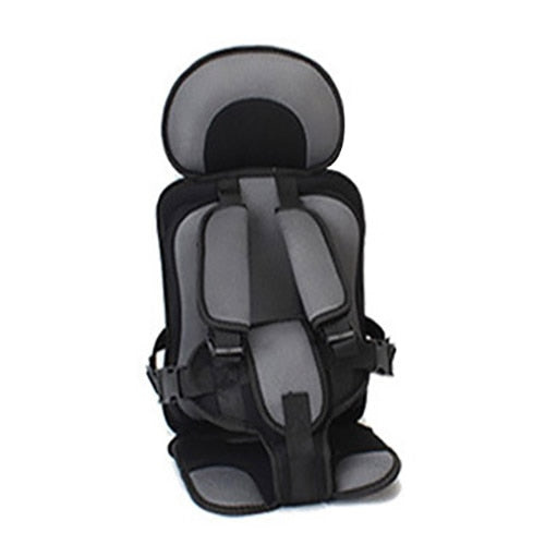 Eltern befestigen den SafeRider Pro ISOFIX Kindersitz: Schnelle & sichere Installation für Kind.