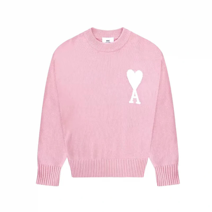 Frau trägt lockeren Damen Strickpullover mit Herz & A-Print. Bequemer Langarm-Rundhals-Pullover für kalte Tage.
