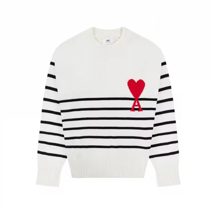 Detailansicht: Herz- & A-Buchstaben-Print auf lockerem Damen Strickpullover. Trendiger Langarm-Pullover.
