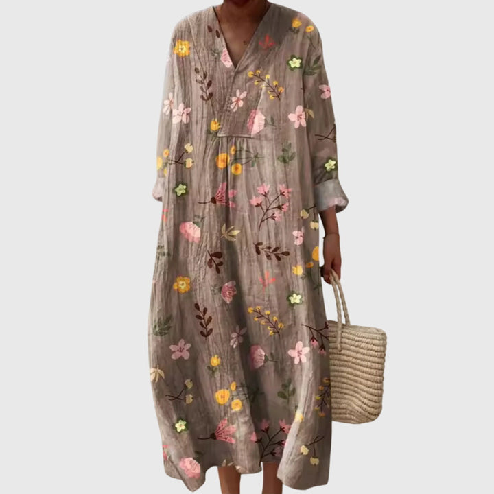 Damen Maxikleid mit fließender Stufensilhouette, bequemem Relaxed Fit und stilvollem V-Ausschnitt.