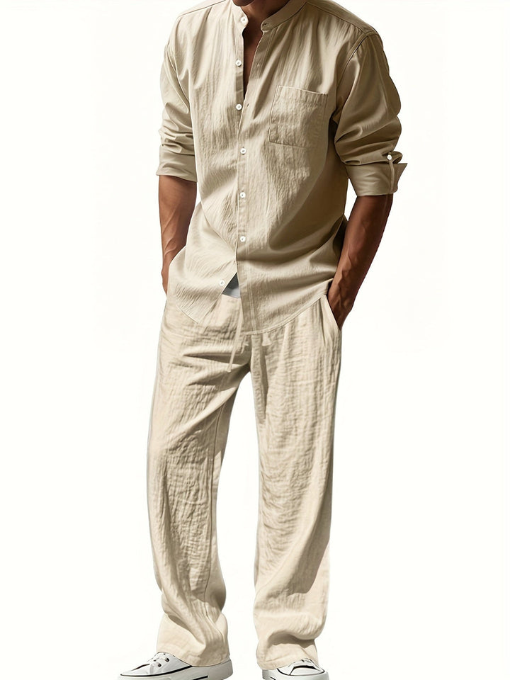 Modernes Herren Freizeitkleidung Set mit Stehkragen Hemd & lockerer Hose, ideal für warme Tage und Urlaub.