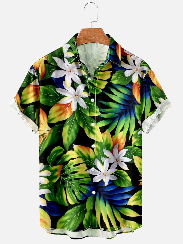 Mann trägt ein stretchiges Kurzarmhemd mit Blumenmuster, ideal für entspannte Sommertage.