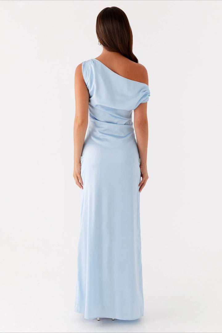 Asymmetrisches Abendkleid für Damen, elegantes Maxikleid mit geschickter Drapierung.