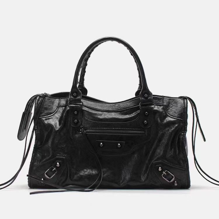 Schwarze Damen Handtasche Astrid mit Schulterriemen, vielseitig für Alltag und City. Modisches Accessoire.