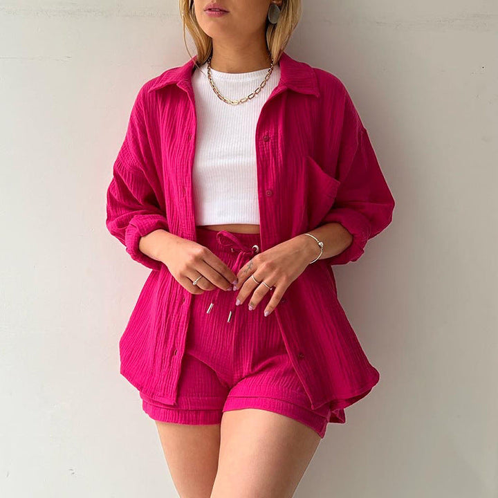 Modernes Damen Freizeitsset: Luftiges Hemd, Crop-Top & Shorts für entspannte Sommerlooks.