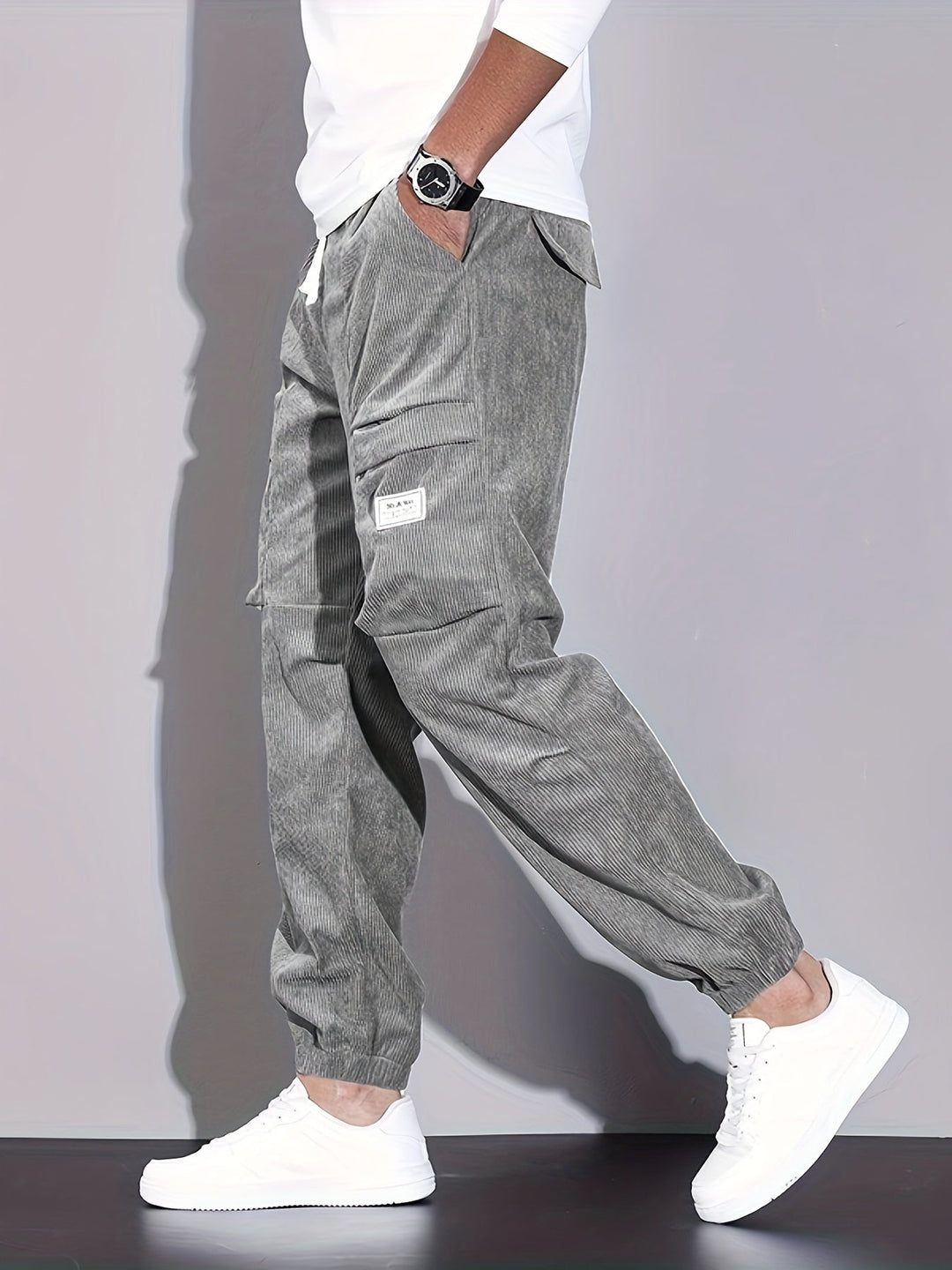 Ganze Ansicht des modernen Herren Joggers mit strukturierter Optik, lässig & komfortabel für den Alltag.