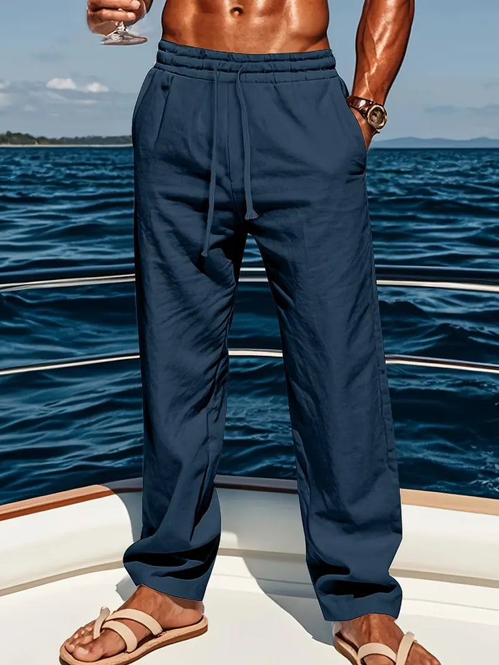Bequeme Herren Sommerhose, blau, locker sitzend. Vielseitig für Strand & Freizeit.