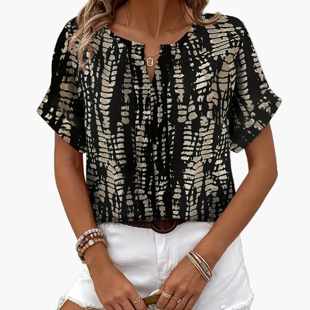 Sommerliche Damen Kurzarmbluse mit schickem, modernem Print. Perfekt für warme Tage.